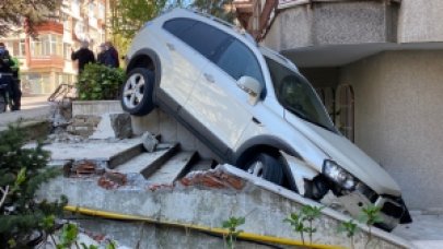 Bakırköy'de cip bina bahçesine düştü