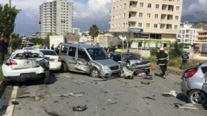 Hatay'da freni boşalan TIR dehşet saçtı...10 araca çarptı: 5 ölü, 15 yaralı!