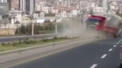 Freni boşalan kamyonun trafikte 2 kilometre geri gitmesi kamerada