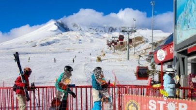 Erciyes Kayak Merkezi'nde yeni yıl öncesi turist yoğunluğu