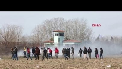 Pazarkule'de polis ve jandarma göçmenleri uzaklaştırıyor