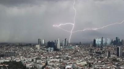 İstanbul üzerinde şimşeklerin dansı böyle görüntülendi