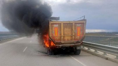 Asfalt yüklü kamyon seyir halindeyken alev aldı