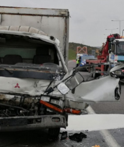 Arnavutköy'de kaza yapan kamyonet şoförü araçta sıkıştı