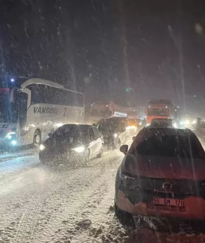 Ankara'yı İstanbul'a bağlayan Anadolu Otoyolu'nda kar yağışı nedeniyle trafik durdu