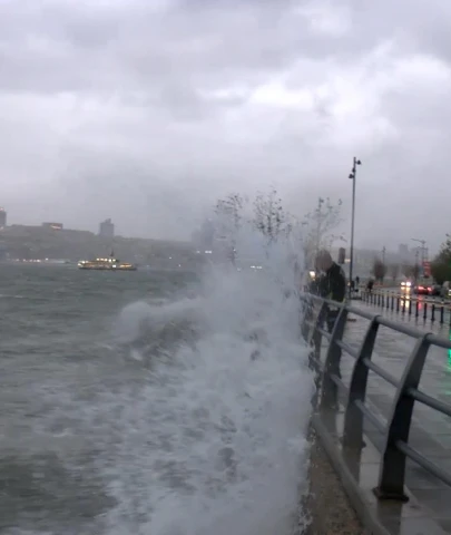 İstanbul'da şiddetli lodos ve sağanak yağış, hayatı felç etti!