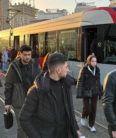 İstanbul güne yoğun trafikle başladı! Toplu ulaşımda büyük kalabalık!