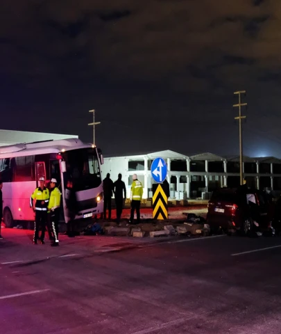 Konya'da polis midibüsü ile otomobil çarpıştı: 1 ölü, 11 yaralı