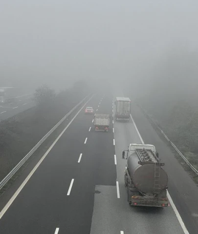 İstanbul yolunu sis kapladı, sürücüler zor anlar yaşadı!