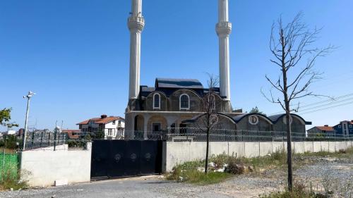 Arnavutköy'de ilginç olay: Belediye tarafından "cami duvarı" yıkıldı