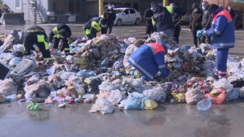 Belediye ekipleri bir vatandaşın yanlışlıkla çöpe attığı altınları arıyor