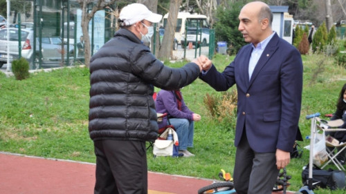 Doktor başkan maske takmıyor!