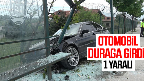 Arnavutköy'de otomobil otobüs durağına girdi: 1 yaralı