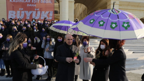 Kadınlar Büyükçekmece'de şiddete karşı şemsiye açtı