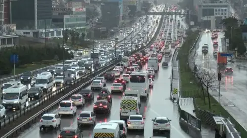 İstanbul'da canlı yol trafik yoğunluğu nasıl, Avrupa ve Anadolu Yakası'nda trafik ne durumda?