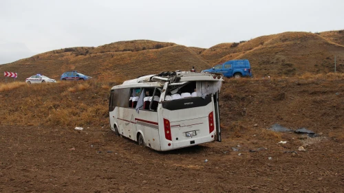 Cenazeye giden midibüs şarampole devrildi, 29 kişi yaralandı