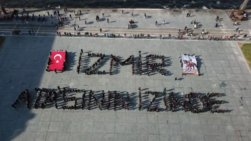 Alsancak’ta Atatürk’e saygı yürüyüşü! İzmir “Ata’sının İzinde”