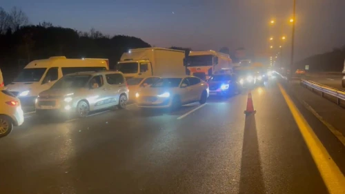 Yakıt tankeri kaza yaptı, tüm şeritler kapatıldı