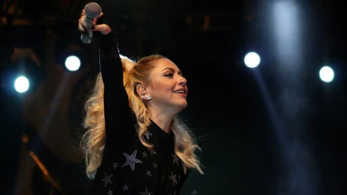 Başarılı Öğrencilere Yardım İçin Özel Gece: Hadise’nin Su Matarası Rekor Fiyata Satıldı!