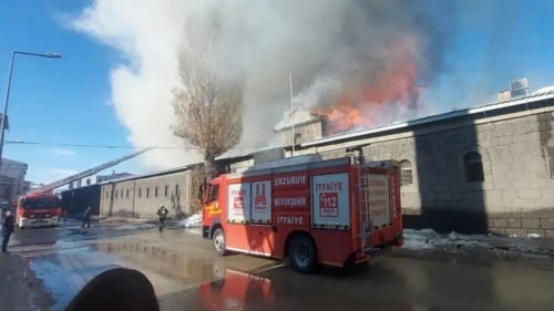 Erzurum’da Tarihi Binada Yangın! Askeri Depo Alevlere Teslim Oldu!