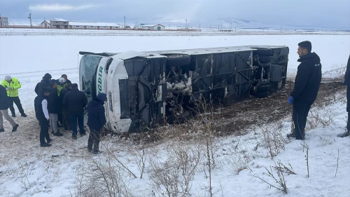 Kars'ta Yolcu Otobüsü Devrildi! Kazada 15 Kişi Yaralandı