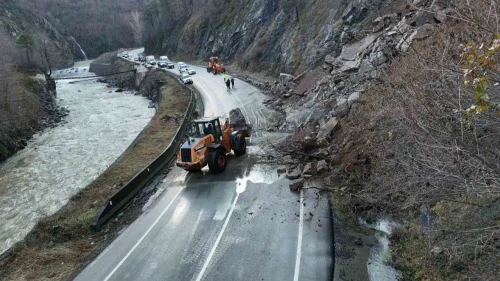 Artvin’de Heyelan: Hopa-Borçka Karayolu Trafiğe Kapandı!