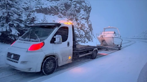 Antalya'da Kar ve Sağanak Yağmur Etkili Oldu! Belediye Ekipleri Yol Açma Çalışmalarına Devam Ediyor