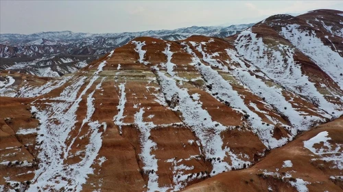 Iğdır'ın Kış Mevsiminde Bile Renk Cümbüşü Sunan Doğal Güzelliği: Gökkuşağı Tepeleri