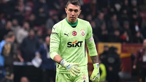 Muslera Kalıyor mu Gidiyor mu? 13 Yıllık Efsane Kaleci Penarol Yolcusu Olabilir!