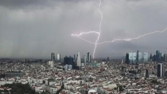 İstanbul üzerinde şimşeklerin dansı böyle görüntülendi