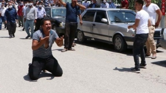 Boğularak ölen yeğenlerini taşıyan cenaze aracının önünde diz çöküp, feryat etti