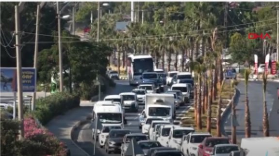 Kuşadası'na 1 Günde 10 Binden Fazla Araç Giriş Yaptı