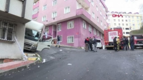 Gaziosmanpaşa'da park halindeki kamyon kayarak evin penceresine çarptı