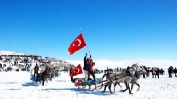 Buz Tutan Çıldır Gölü'nde Festival