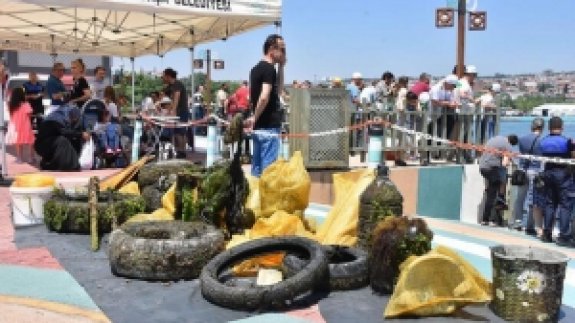 Tekirdağ'da Dalgıçların Denizden Çıkardığı Atıklar Sergilendi