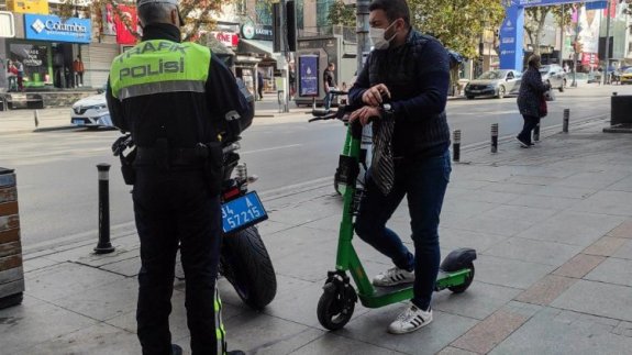 Kadıköy'de Denetimler Kapsamında 71 Skuter Toplandı