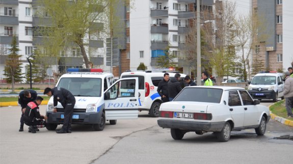 'Dur' İhtarına Uymayan Sürücü, Otomobiliyle Polis Aracına Çarpınca Yakalandı