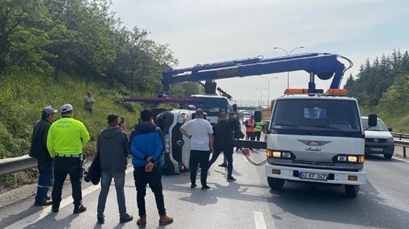 TEM'de minibüs devrildi; uzun araç kuyruğu oluştu