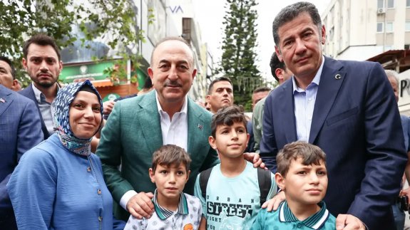 Dışişleri Bakanı Mevlüt Çavuşoğlu ile Sinan Oğan, Antalya'da vatandaşlarla buluştu