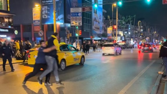 Bağdat Caddesi'nde Galatasaray taraftarlarının araçlarına saldırı