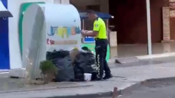 Polis, çöpe atılan Türk bayrağını temizleyerek aracına koydu