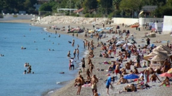 Antalya'da Hava ve Deniz Suyu Sıcaklığı 25 Derece; Sahil Dolu