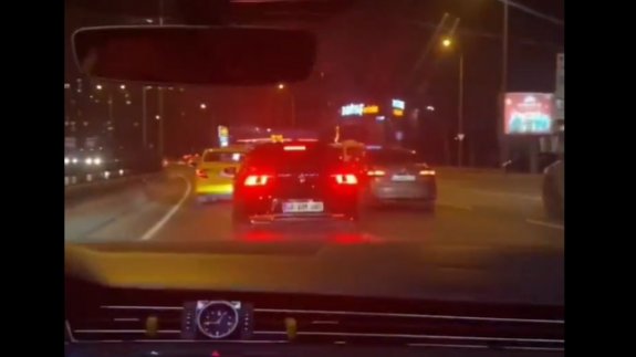 Trafik magandaları durmak bilmiyor… Yoğun trafikte makas atıp sosyal medyada yayınladılar!