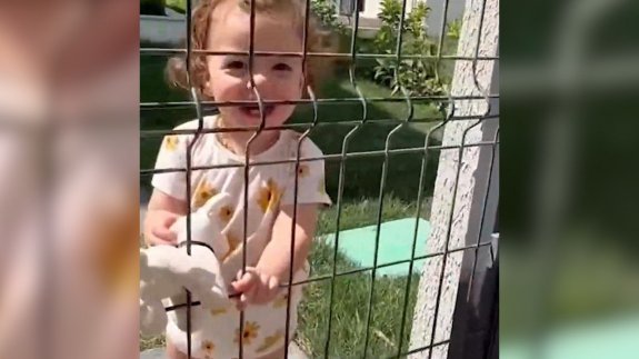 Babasını işe göndermek istemeyen bebek sosyal medyada viral oldu