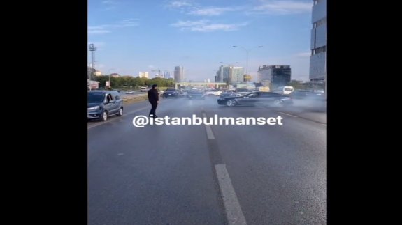 Düğün konvoyu yolu kapatıp drift yaptı