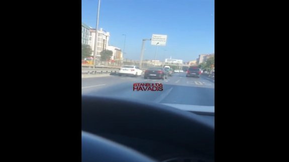 Akan trafikte araçları sıkıştırdığı anlar böyle görüntülendi