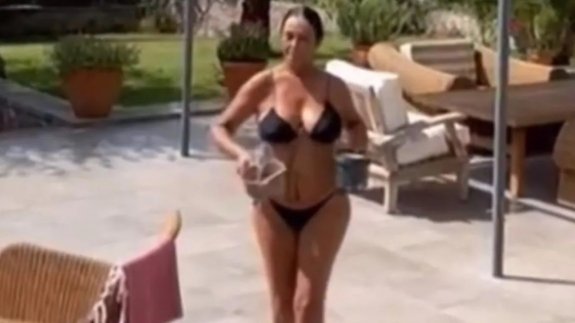 Hülya Avşar yaza böyle veda etti! Bikinili dans olay yarattı…