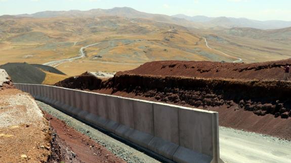 Sınıra beton duvarı: 145 kilometrelik kısmı tamamlandı, hendekler kazılıyor