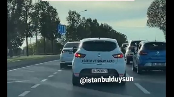 Sürücü kursu aracı da bunu yaparsa… Trafikte tehlike dolu anlar!