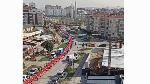 Bursa'da düzenlenen yürüyüşte metrelerce uzunluğunda Türk Bayrağı açıldı